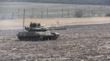 Tanklar, askeri zırhlı araçlar saha görevinde..