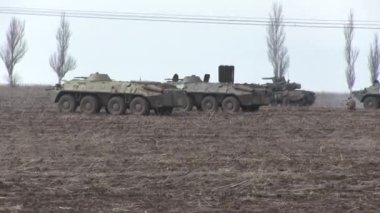 Tanklar, askeri zırhlı araçlar saha görevinde..
