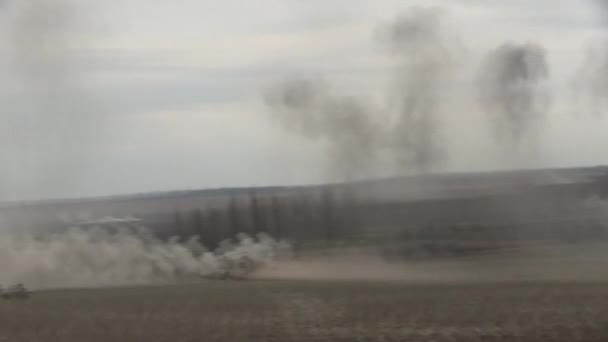 Tanks, militaire gepantserde voertuigen in veldoefeningen. — Stockvideo