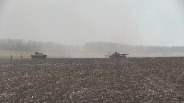 Tanques, veículos blindados militares em exercícios de campo . — Vídeo de Stock