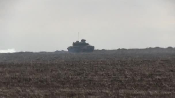 Танки, бронетехника в полевых учениях . — стоковое видео