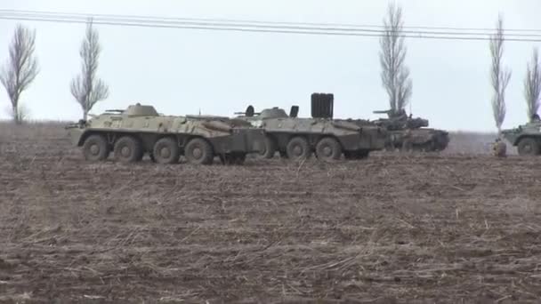 Réservoirs, véhicules blindés militaires dans des exercices sur le terrain . — Video