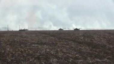 Tanklar, askeri zırhlı araçlar saha görevinde..