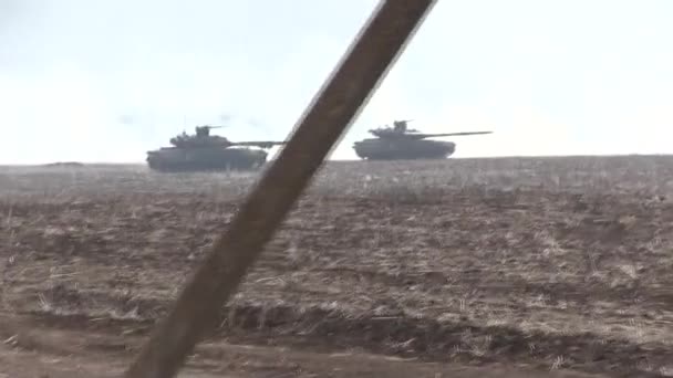 Tanky, vojenská obrněná vozidla v cvičeních. — Stock video
