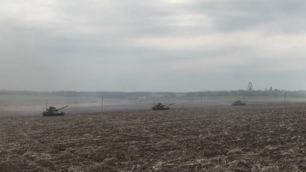 Tanklar, askeri zırhlı araçlar saha görevinde.. — Stok video