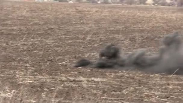 Réservoirs, véhicules blindés militaires dans des exercices sur le terrain . — Video