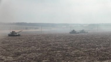 Tanklar, askeri zırhlı araçlar saha görevinde..