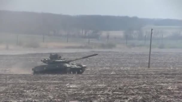 Tanks, militaire gepantserde voertuigen in veldoefeningen. — Stockvideo