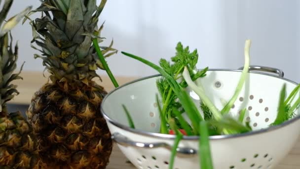 Flicka tar persilja för sallad från en bricka — Stockvideo