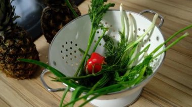 Bir adam kaseden maydanoz alır.