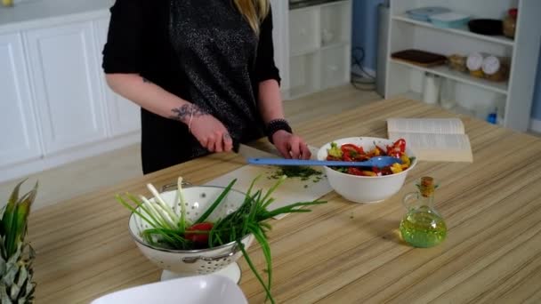 Maken har en sked i pannan — Stockvideo