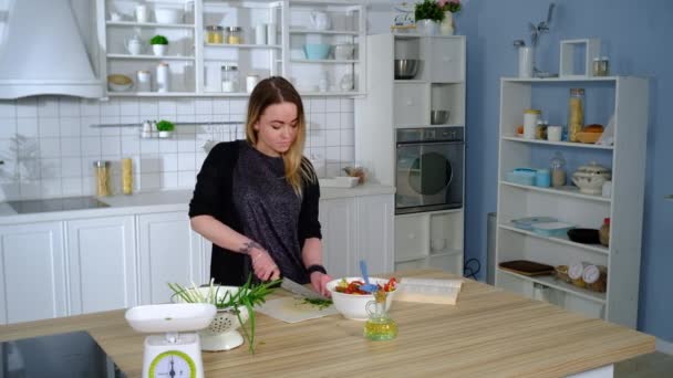 De man kwam naar de keuken met ananas — Stockvideo