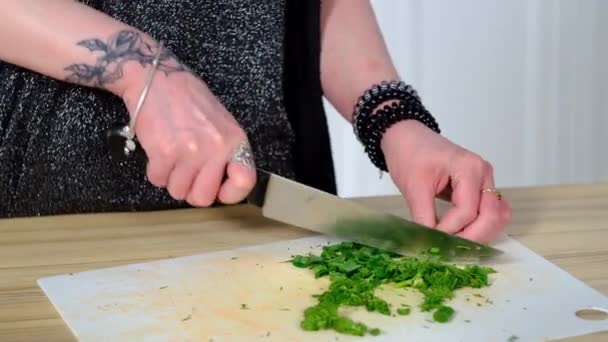 Lány darabok kapor saláta — Stock videók
