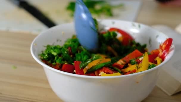 Chica agita ensalada de verduras en la cocina — Vídeos de Stock