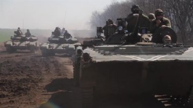 Tanklar, askeri zırhlı araçlar saha görevinde..