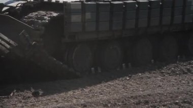 Tanklar, askeri zırhlı araçlar saha görevinde..