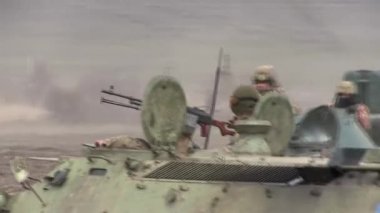 Tanklar, askeri zırhlı araçlar saha görevinde.