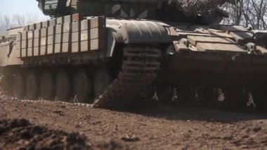 Tanklar, askeri zırhlı araçlar saha görevinde..
