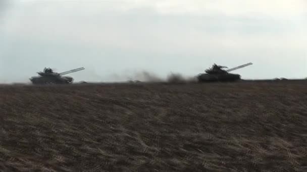 Panzer, gepanzerte Militärfahrzeuge bei Feldübungen — Stockvideo