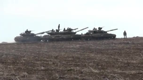 Tanklar, askeri zırhlı araçlar saha görevinde. — Stok video