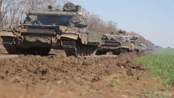 戦車、野外演習での軍用装甲車. — ストック動画