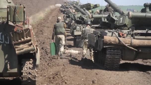 Czołgi, wojskowe pojazdy pancerne w ćwiczeniach terenowych. — Wideo stockowe