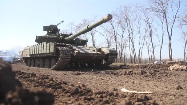 Tanks, militaire gepantserde voertuigen in veldoefeningen. — Stockvideo