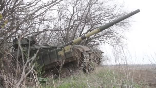 Vojenský těžký obrněný tank v úkrytu — Stock video
