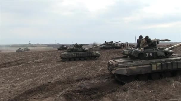 Tanques, veículos blindados militares em exercícios de campo — Vídeo de Stock