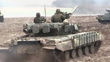Tanklar, askeri zırhlı araçlar saha görevinde.
