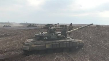 Tanklar, askeri zırhlı araçlar saha görevinde.
