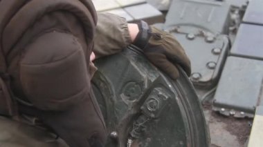Tanker, askeri bir ağır tankın kapağını kapatıyor.