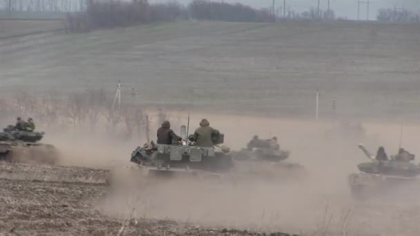 Tanks, militaire gepantserde voertuigen in veldoefeningen — Stockvideo