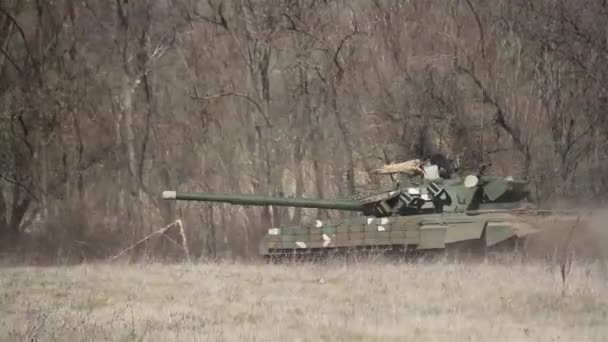 Tanks, military armored vehicles in field exercises. — Stock Video