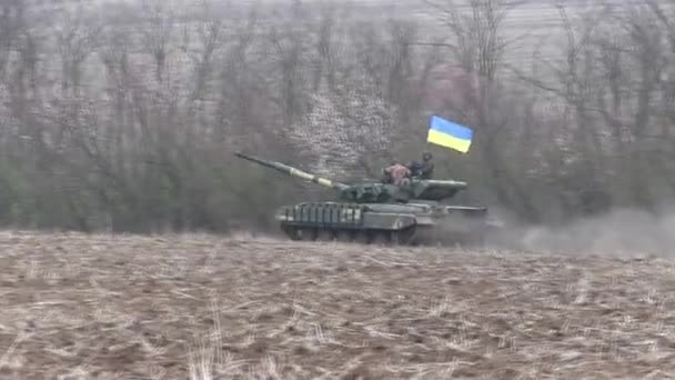 Быстрый и смелый тяжелый танк с украинским флагом — стоковое видео
