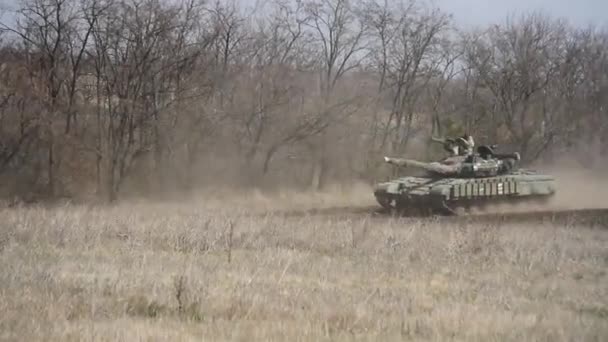 Tanks, militaire gepantserde voertuigen in veldoefeningen. — Stockvideo