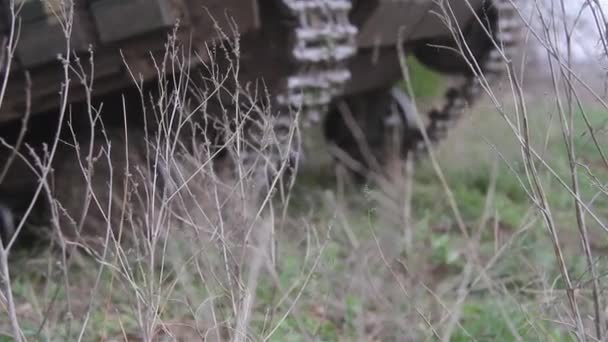 Tanks, militaire gepantserde voertuigen in veldoefeningen. — Stockvideo