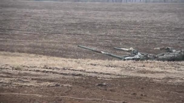 Tanques, vehículos blindados militares en ejercicios de campo . — Vídeo de stock