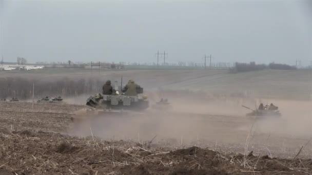 野战演习中的坦克、军用装甲车 — 图库视频影像