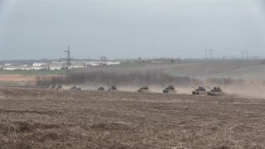 Tanklar, askeri zırhlı araçlar saha görevinde.