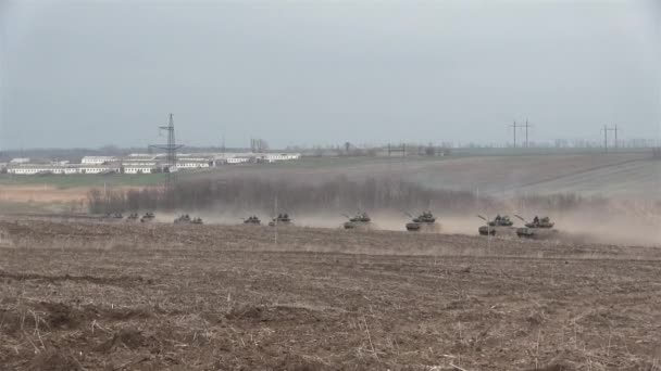 Réservoirs, véhicules blindés militaires dans des exercices sur le terrain — Video