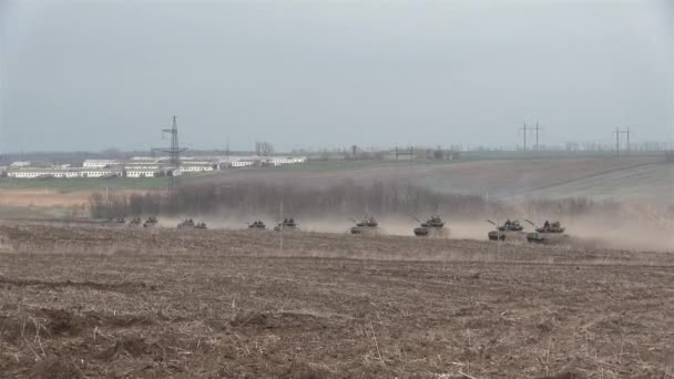 Tanques, vehículos blindados militares en ejercicios de campo — Vídeo de stock