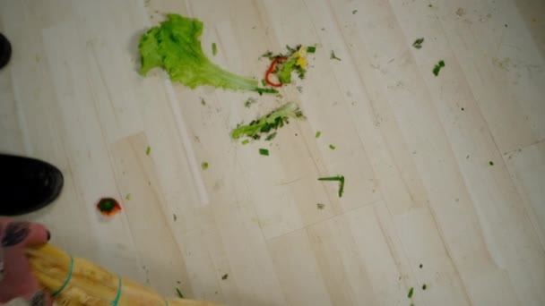 Valaki felsöpri a padlót a konyhában — Stock videók