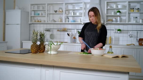 Cara com fome decidiu satisfazer a fome por salada de degustação — Vídeo de Stock