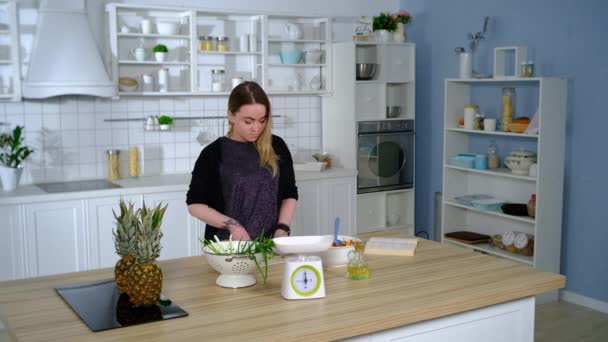 Jovem casal abraçando na cozinha — Vídeo de Stock