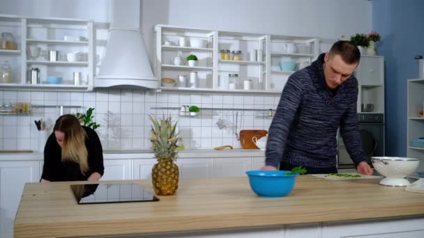 Jeune couple nettoie la cuisine — Video