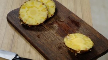 Birisi ananas yemiş ve kabuğunu koymuş.