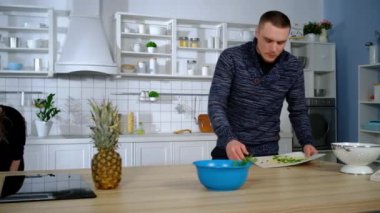 Kadın ve erkek mutfağı temizler.