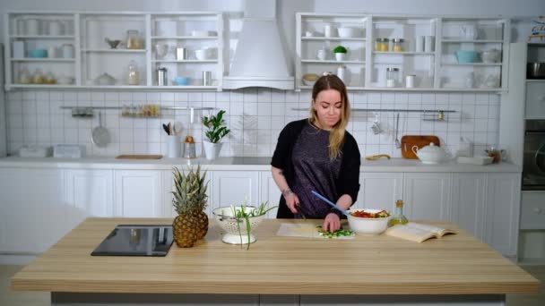 Vrouw kookt in de keuken en zweert met haar man — Stockvideo