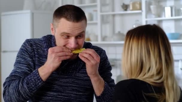 Homme sur une planche à découper tranches d'ananas en cercles — Video